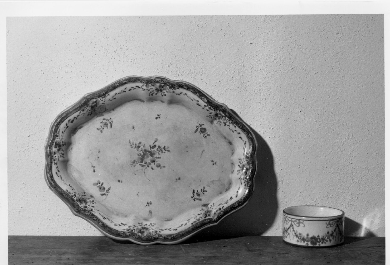motivi decorativi floreali (vassoio) - ambito faentino (sec. XVIII)