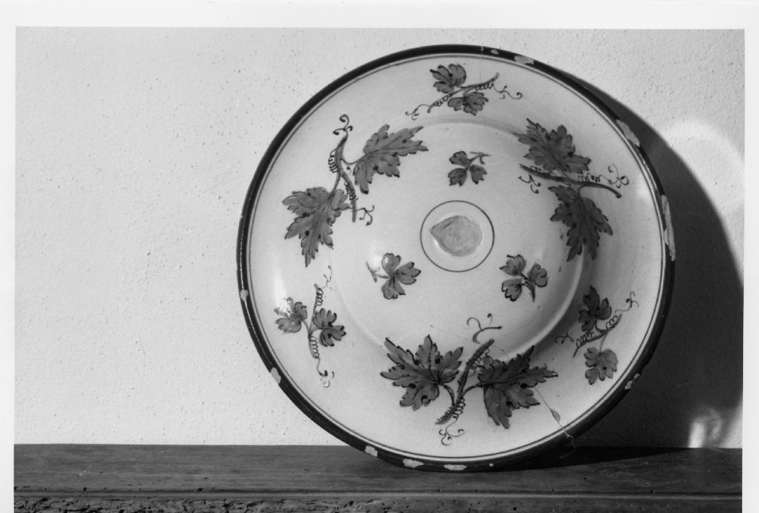 motivi decorativi a tralci di vite (coperchio) - ambito faentino (sec. XVIII)