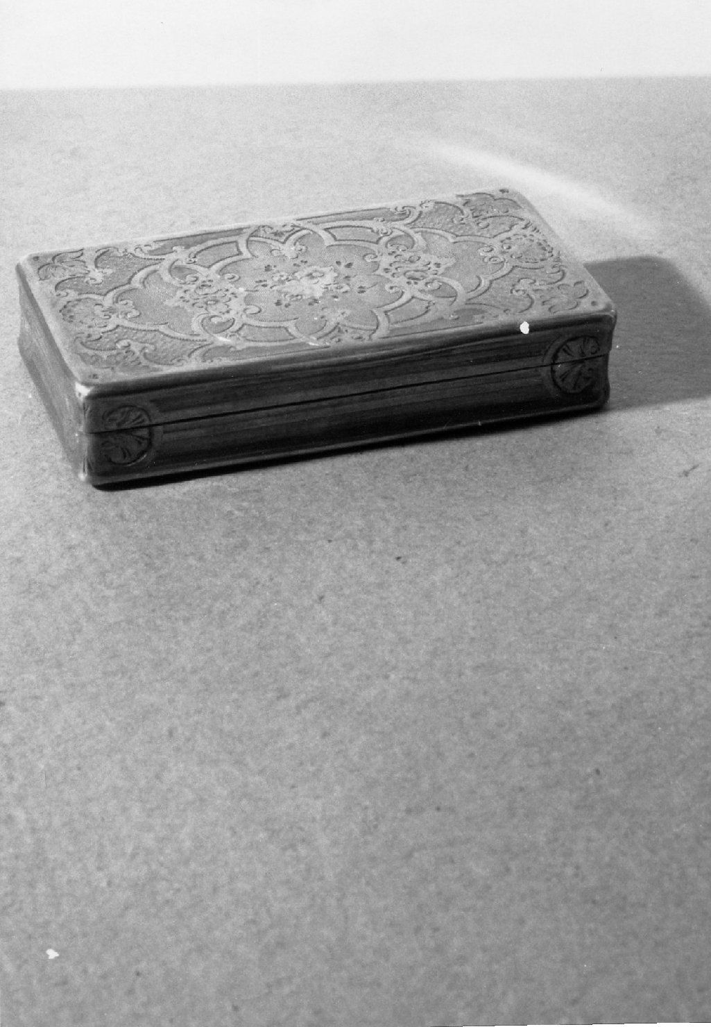 motivi decorativi vegetali stilizzati; motivo decorativo floreale (tabacchiera) - bottega romagnola (prima metà sec. XIX)