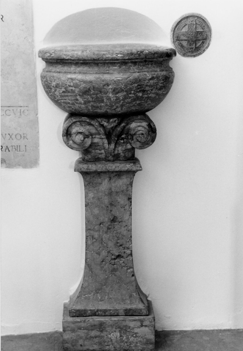 acquasantiera da parete - manifattura romagnola (seconda metà sec. XVII)