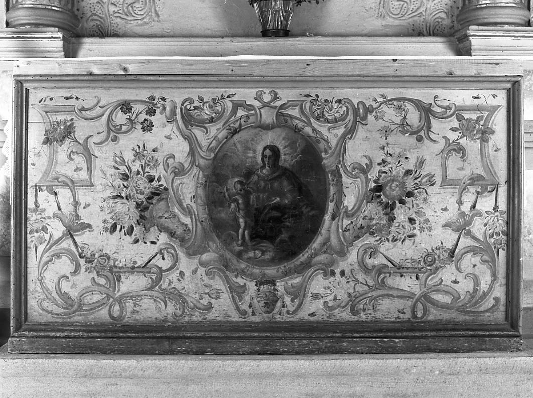 motivi decorativi vegetali; Madonna con Bambino (paliotto) - manifattura romagnola (sec. XVIII)