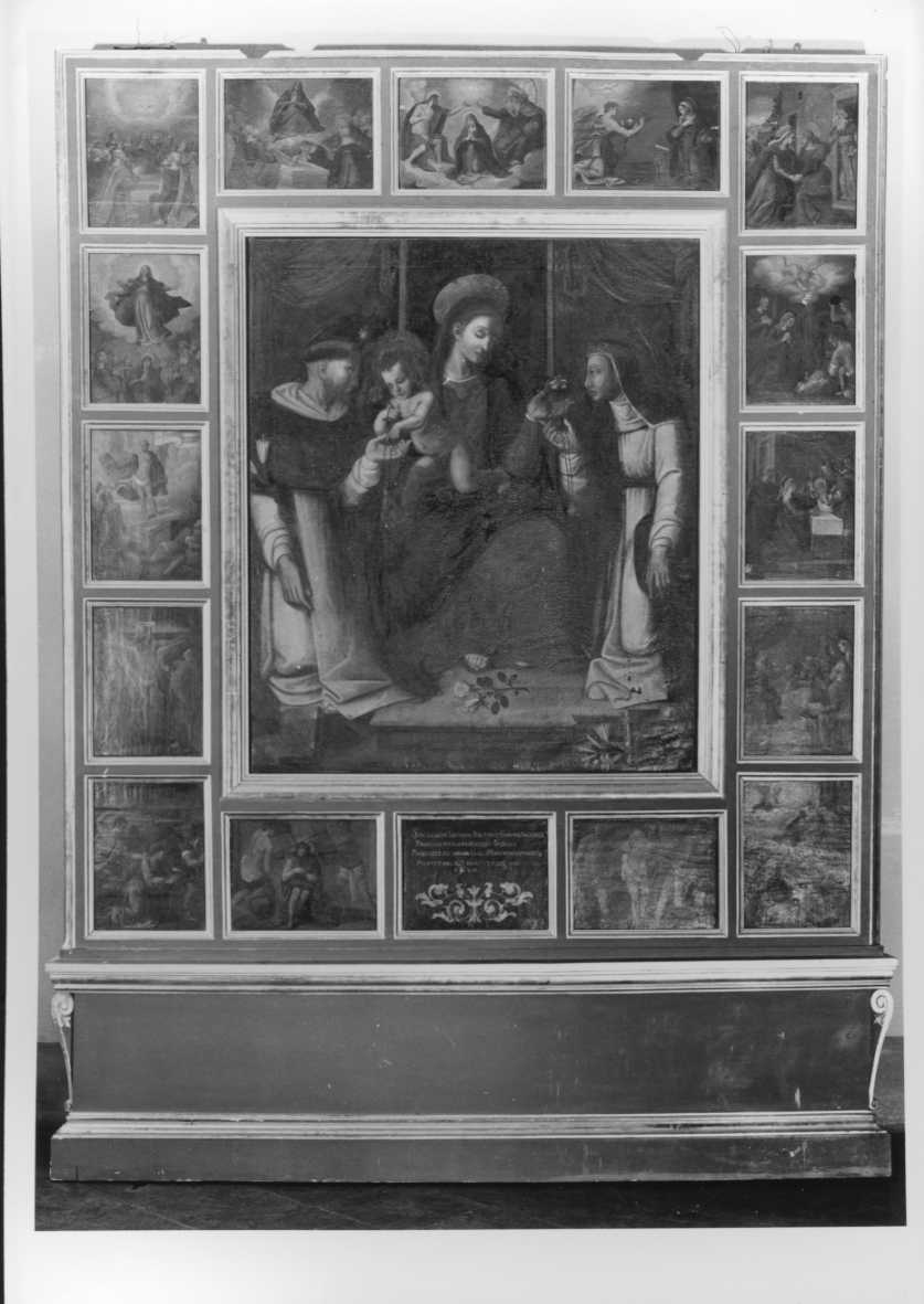 Madonna del rosario tra San Domenico, Santa Caterina da Sinea e i misteri del rosario (dipinto) di Rocchetti Marcantonio (sec. XVII)