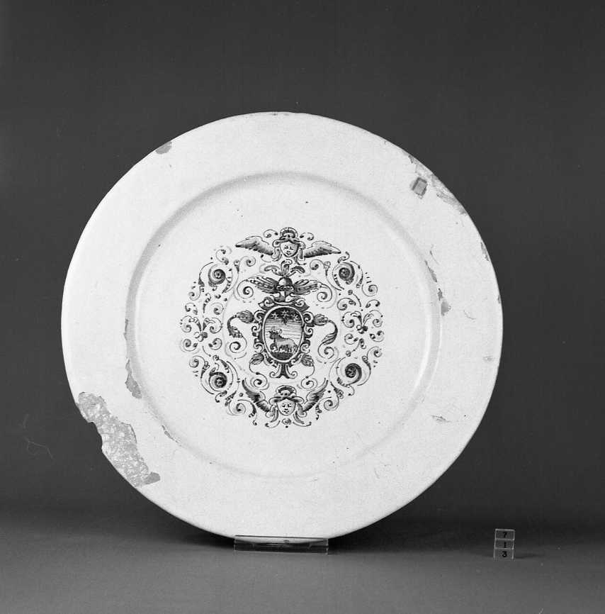stemma e motivi decorativi a grottesche (piatto) - manifattura faentina (fine sec. XIX)