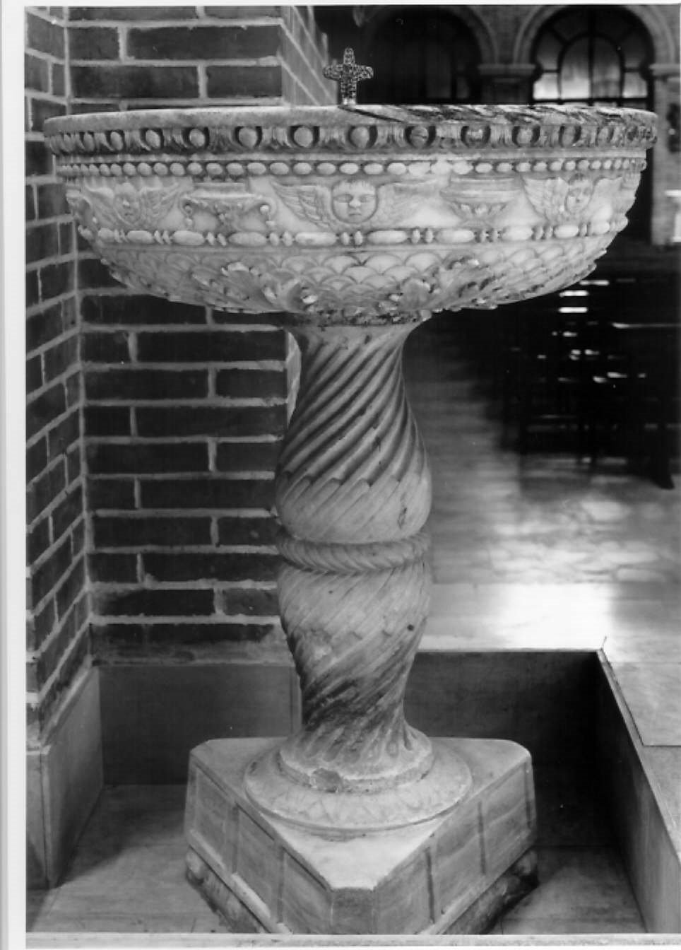 acquasantiera - a fusto - ambito tosco-romagnolo (primo quarto sec. XVI)