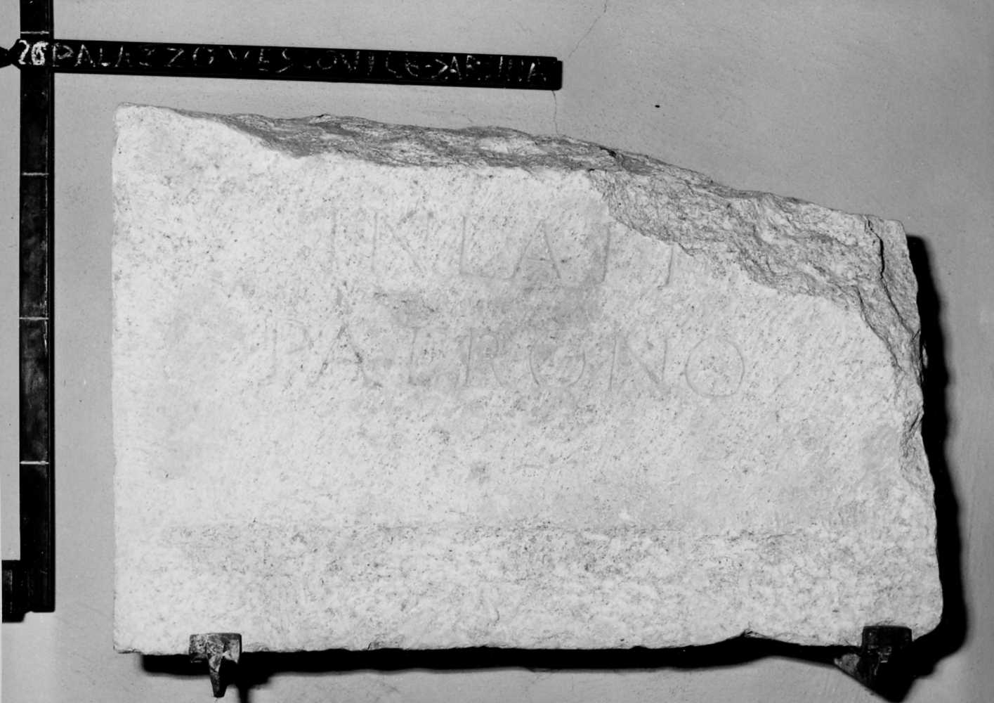 lapide, frammento - bottega Italia centro-settentrionale (sec. XVI)