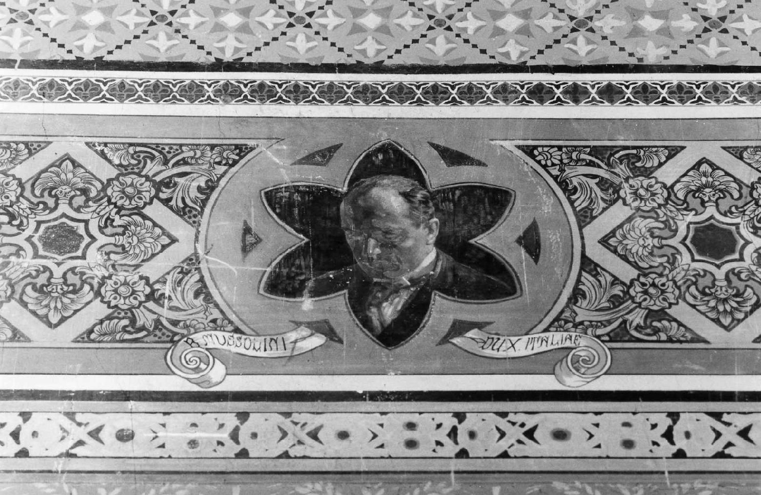 motivi decorativi a formelle quadrilobate con teste di santi e ritratti di uomini illustri (decorazione pittorica) di Gemmi Giacomo, Bassan Giovanni, Mazzoni Bruno, Burbassi F (sec. XX)