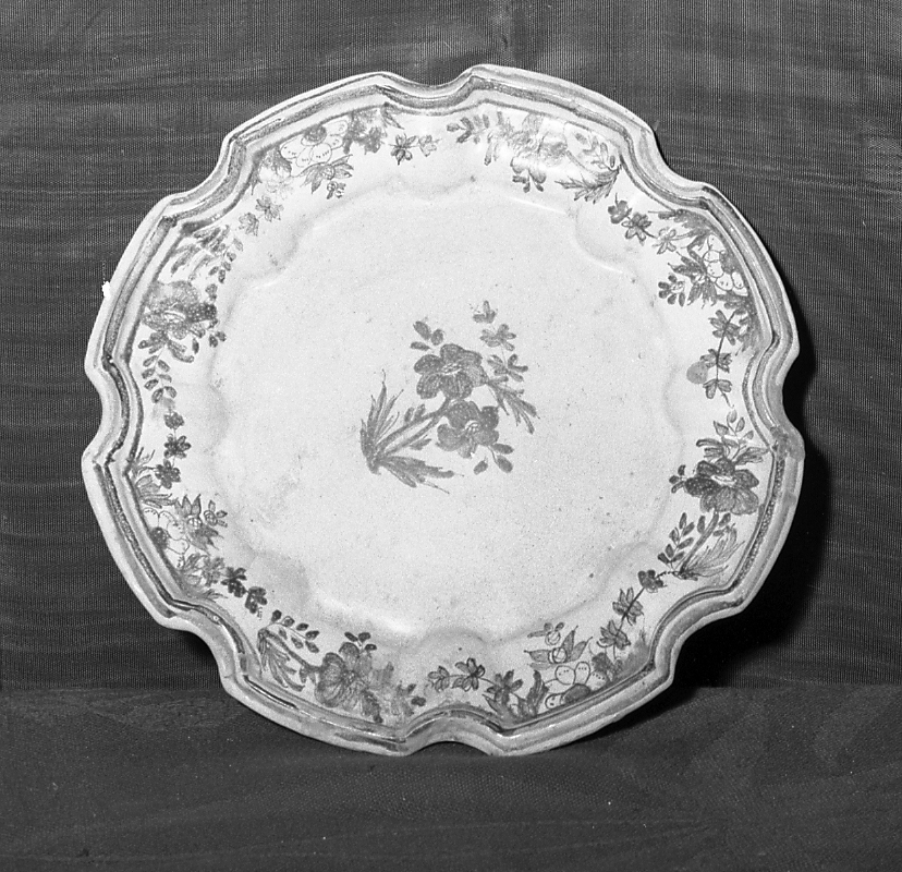 piatto - manifattura lombarda (prima metà sec. XVIII)