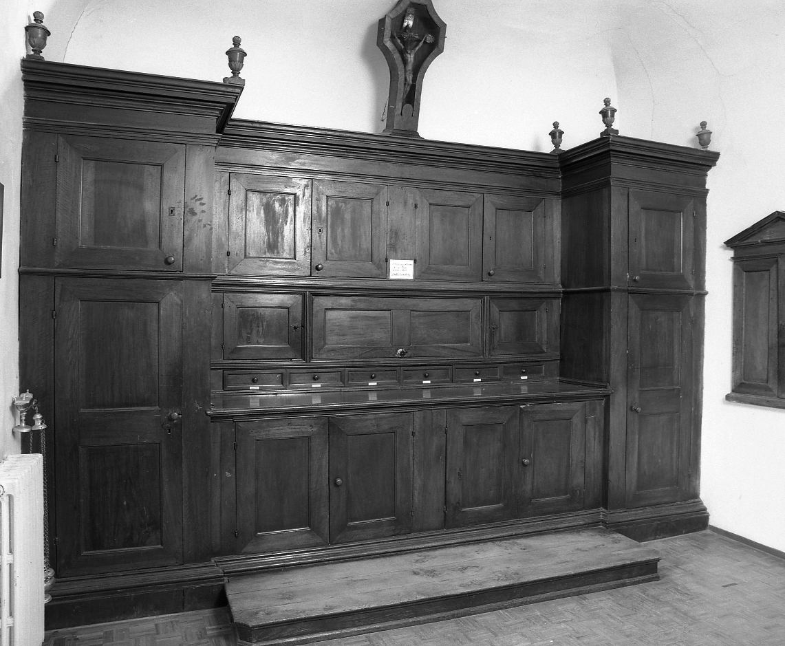armadio monumentale - produzione emiliana (secc. XVII/ XVIII)