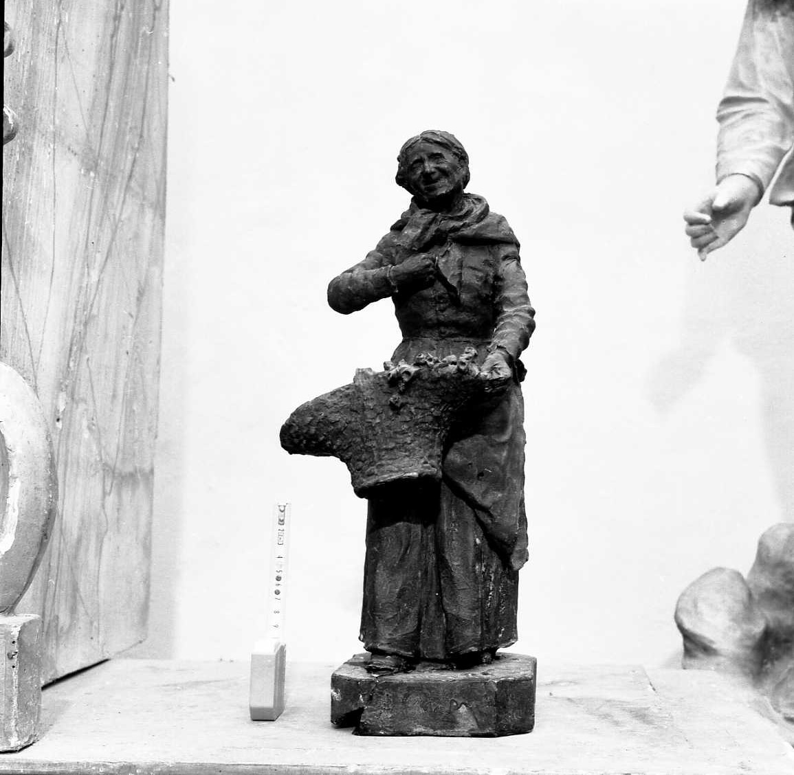 Venditrice di fiori (scultura) di Rosetti Giuseppe detto Mutino da Brisighella (fine sec. XIX)