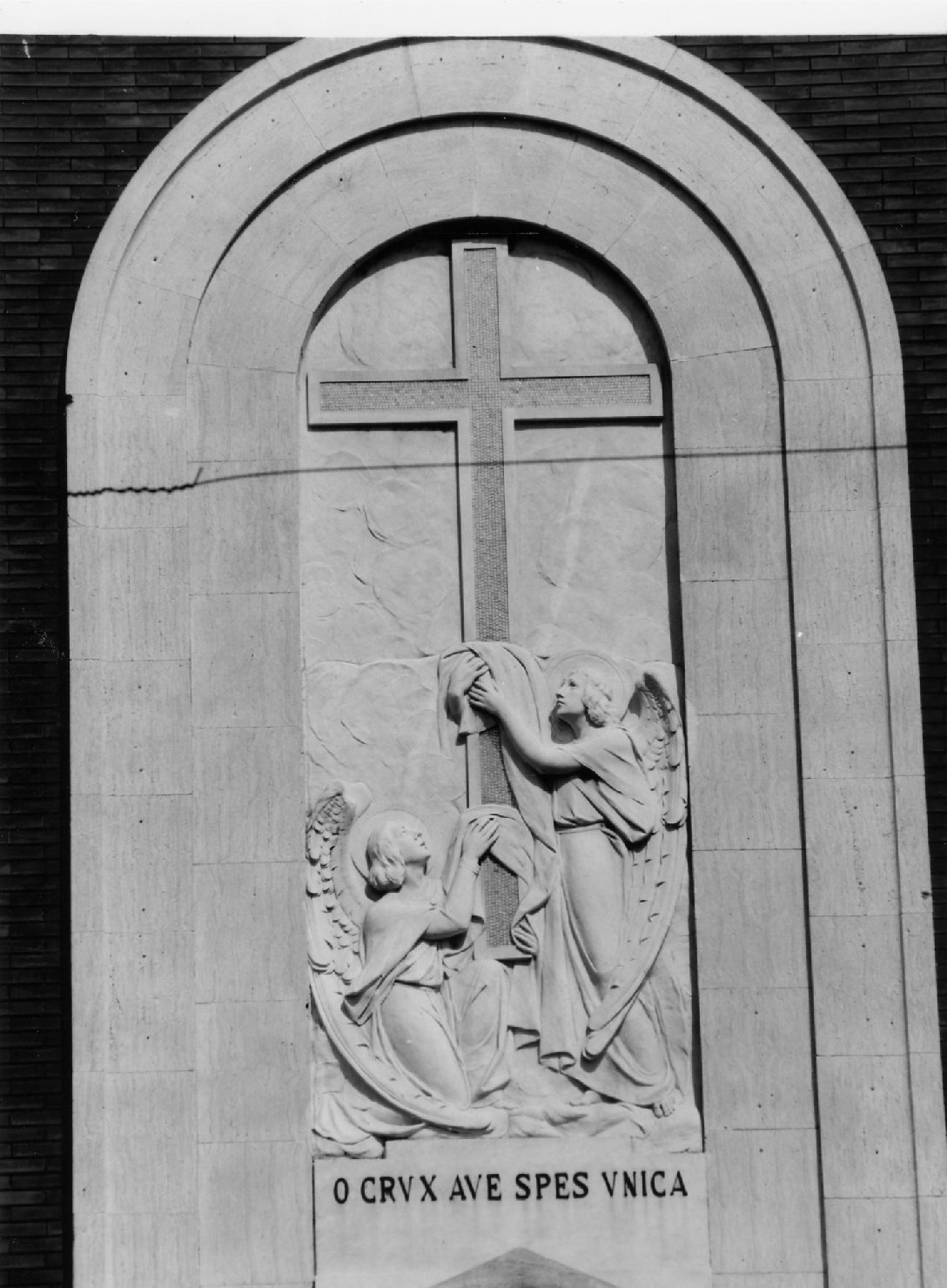 angeli sorreggenti la croce (rilievo) di Zilocchi Giacomo (sec. XX)