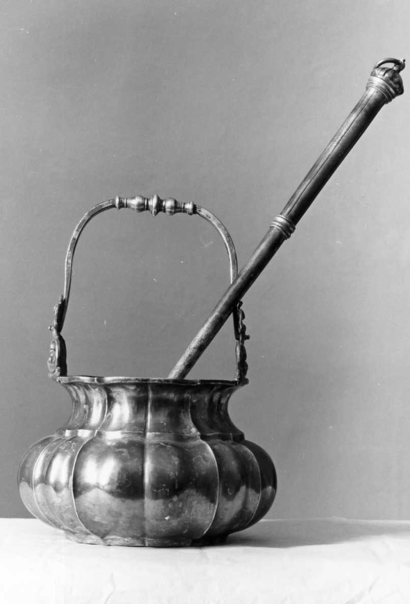 secchiello per l'acqua benedetta di Ruberti Giulio (sec. XVIII)