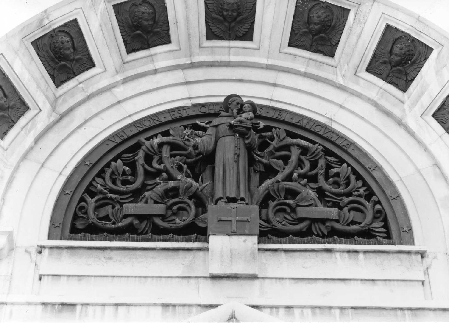 Sant'Antonio da Padova e motivi decorativi vegetali a volute (rilievo) - ambito romagnolo (sec. XX)