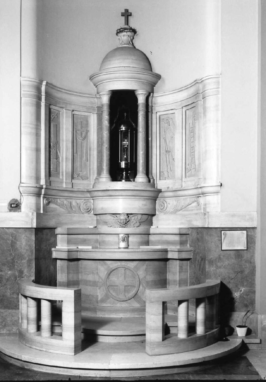 putto alato, motivi decorativi vegetali a volute e strumenti della passione (altare) - ambito romagnolo (sec. XX)