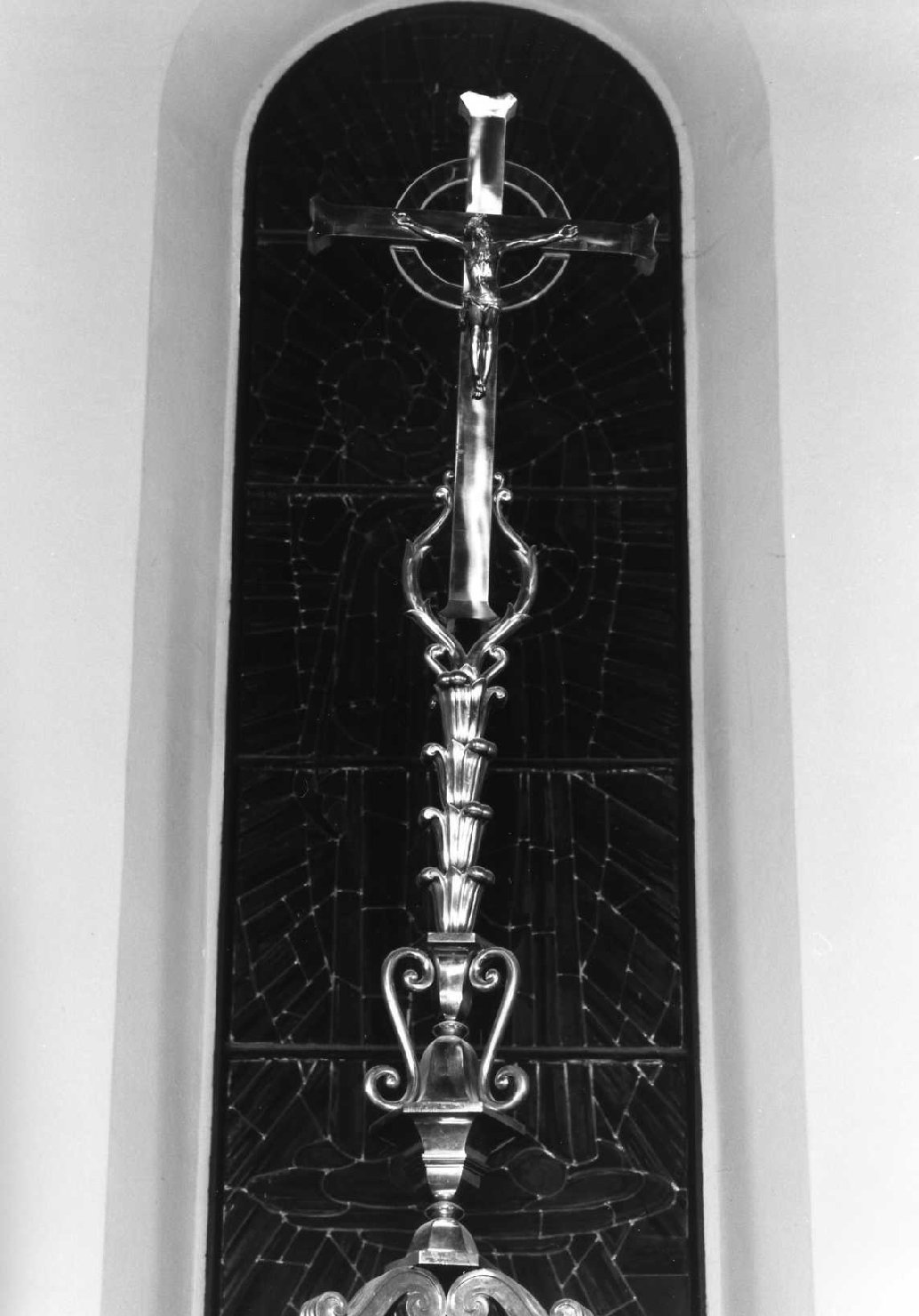 Cristo crocefisso, motivi decorativi vegetali e a volute (croce d'altare) di Mezzana Corrado (sec. XX)