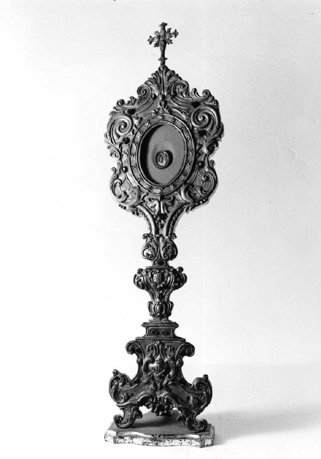 motivi decorativi vegetali a volute (reliquiario - a ostensorio) - manifattura romagnola (fine/inizio secc. XIX/ XX)