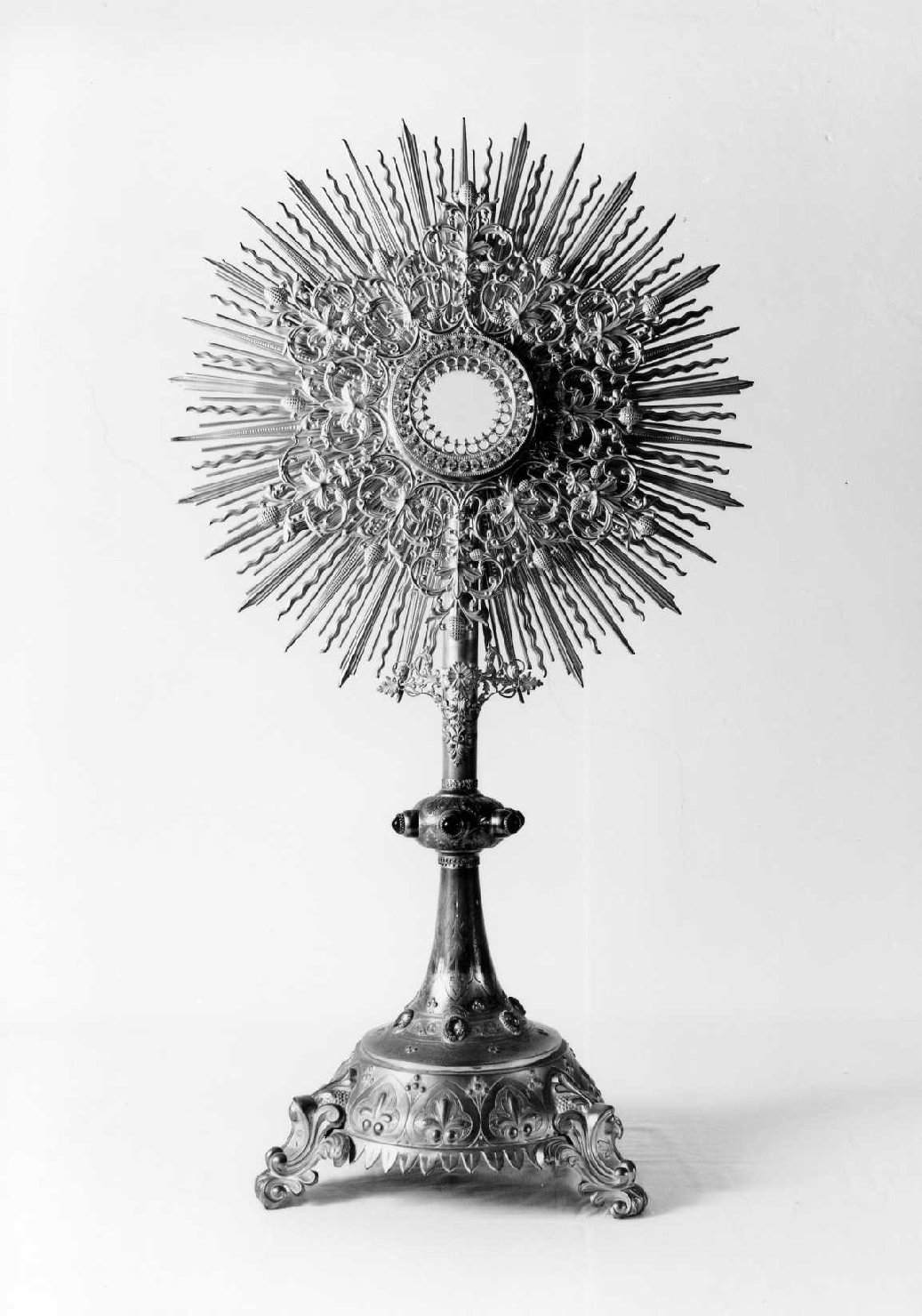 motivi decorativi vegetali stilizzati e a volute (ostensorio - a raggiera) di Verro Don Angelo (scuola) (sec. XX)