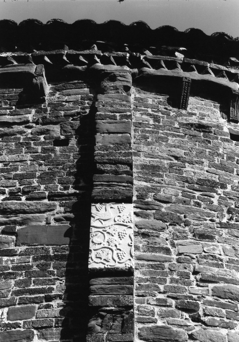 motivi decorativi a tralci di vite con uccello (pluteo, frammento) - manifattura romagnola (sec. V)