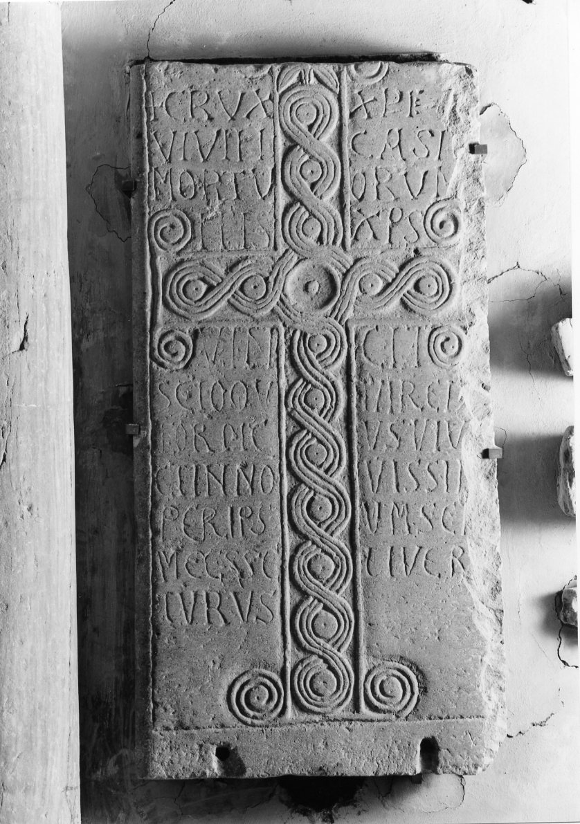 croce e iscrizione sacra (lastra tombale, frammento) - manifattura romagnola (fine/inizio secc. VIII/ IX)