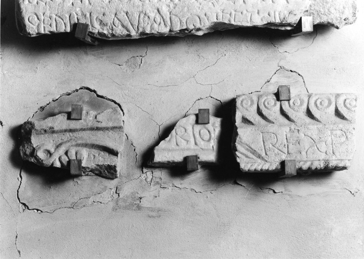 motivi decorativi a volute (lastra, frammento) - manifattura romagnola (fine/inizio secc. IX/ X)