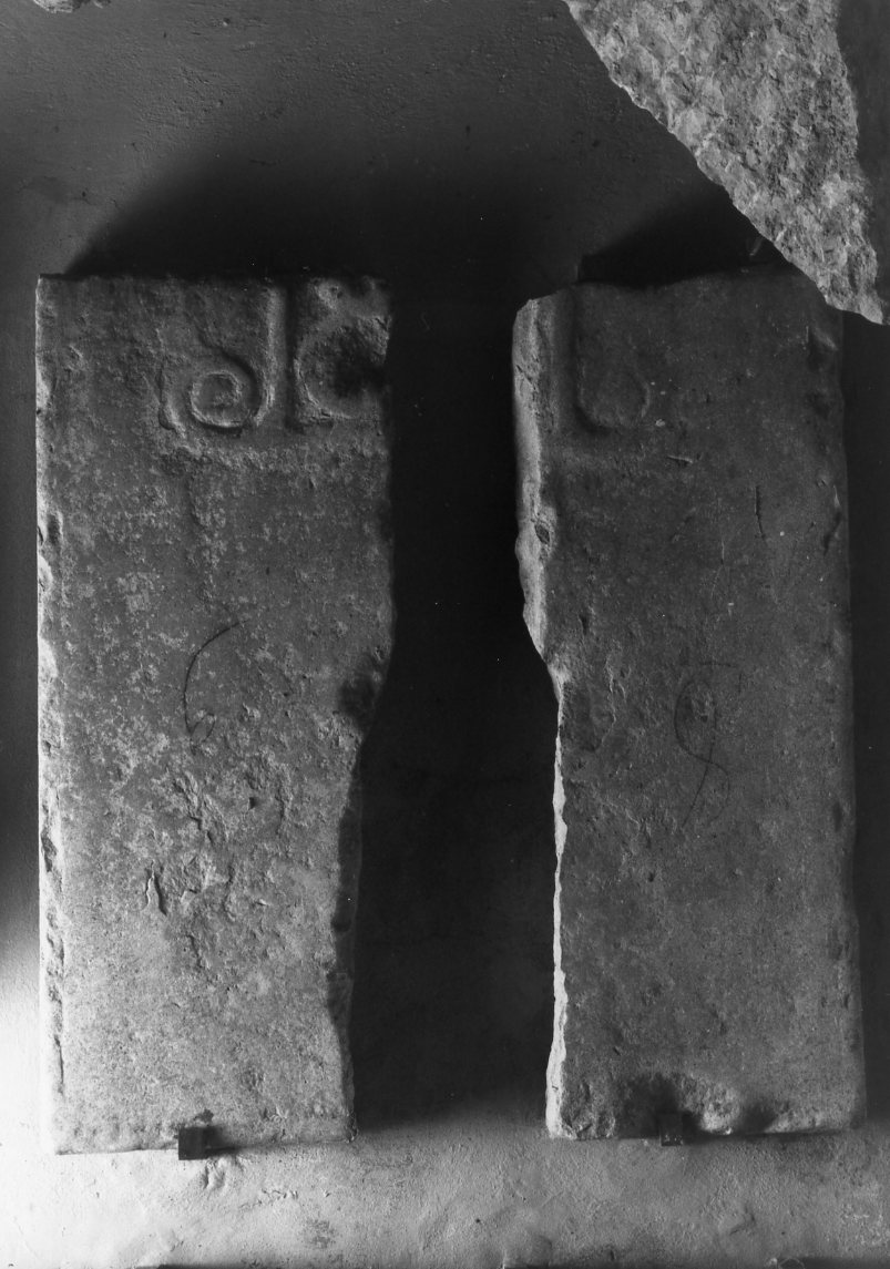 motivi decorativi a girali (lastra, frammento) - manifattura romagnola (secc. VIII/ IX)