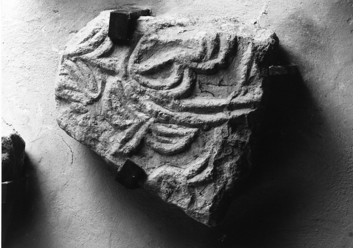 motivi decorativi vegetali (lastra, frammento) - manifattura romagnola (secc. VIII/ IX)