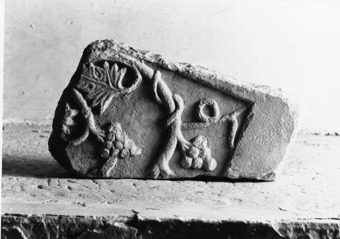 motivi decorativi a tralci di vite (sarcofago, frammento) - manifattura romagnola (secc. VIII/ IX)