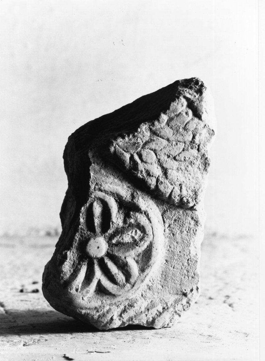motivi decorativi a rosette (sarcofago, frammento) - manifattura romagnola (secc. VIII/ IX)
