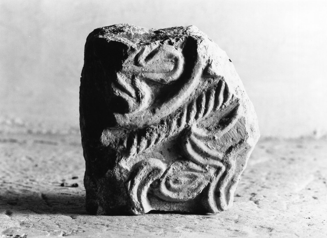 motivi decorativi vegetali e a tortiglione (sarcofago, frammento) - manifattura romagnola (secc. VIII/ IX)