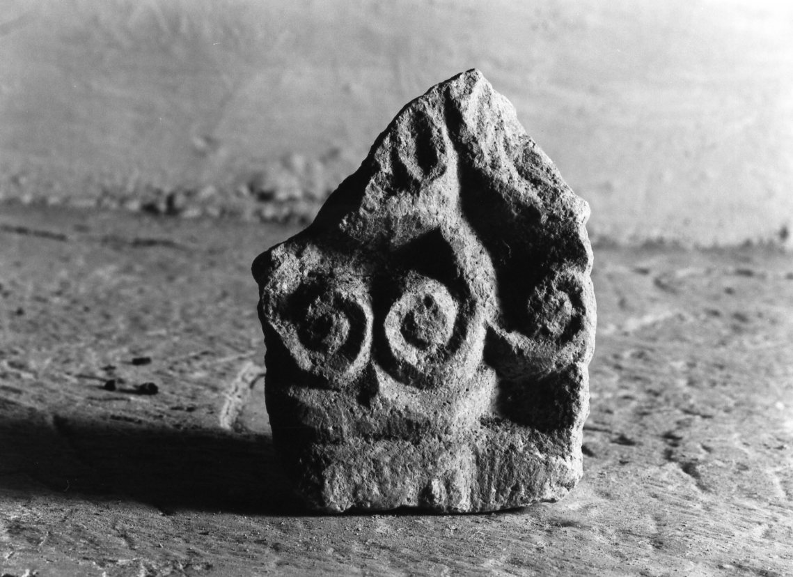 motivi decorativi a volute (sarcofago, frammento) - manifattura romagnola (secc. VIII/ IX)