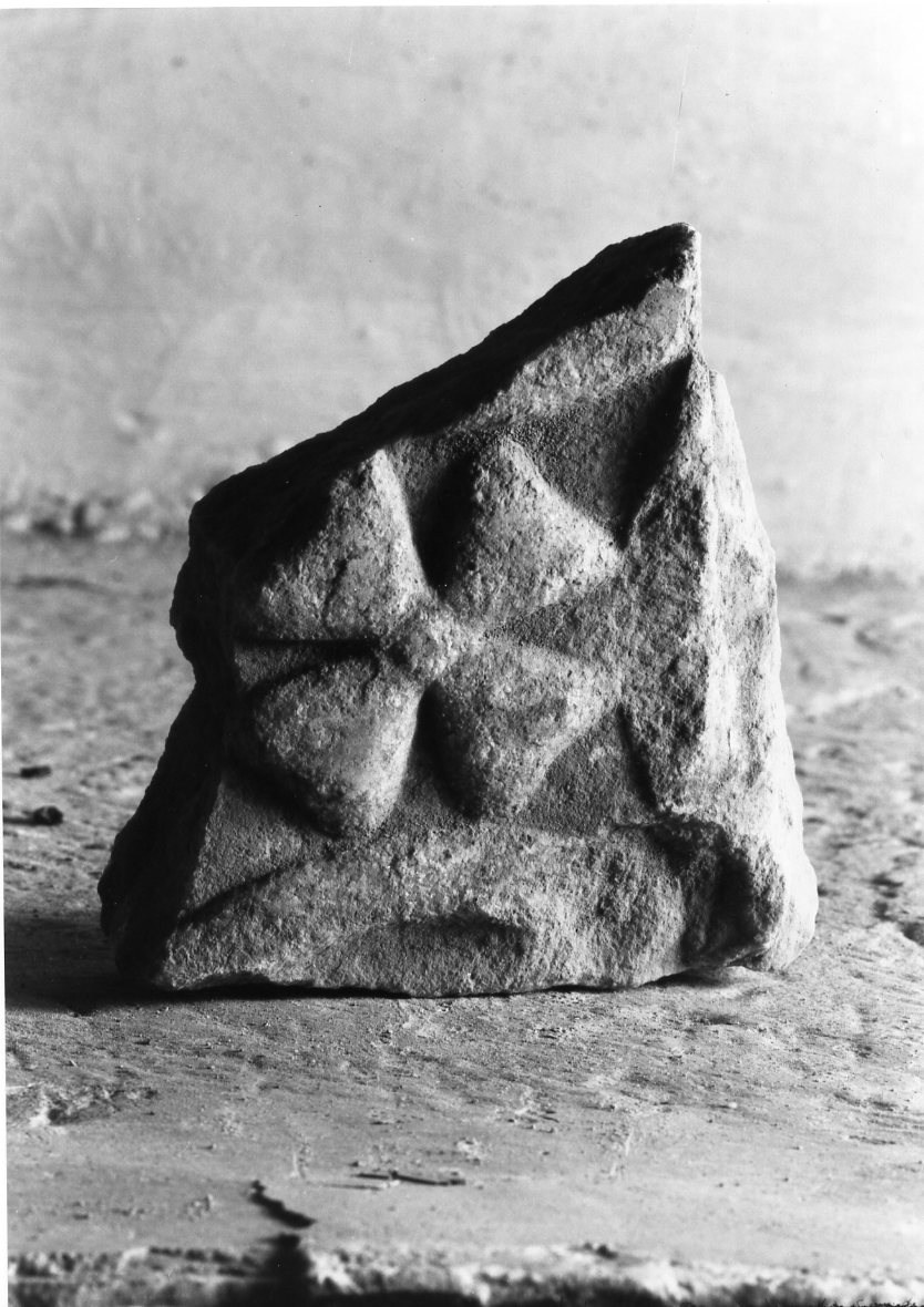 motivi decorativi a rosette (sarcofago, frammento) - manifattura romagnola (secc. VIII/ IX)