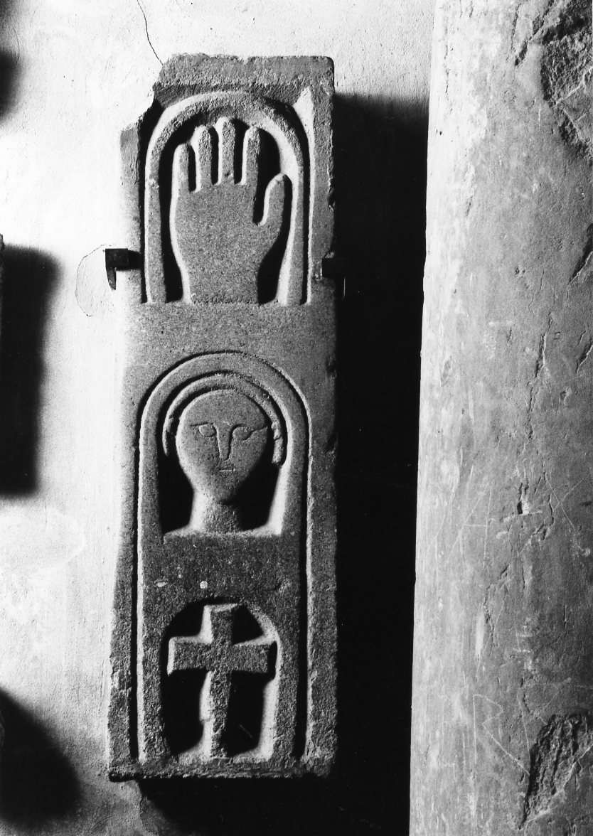 mano; viso; croce (rilievo, frammento) - ambito Italia settentrionale (secc. VIII/ IX)