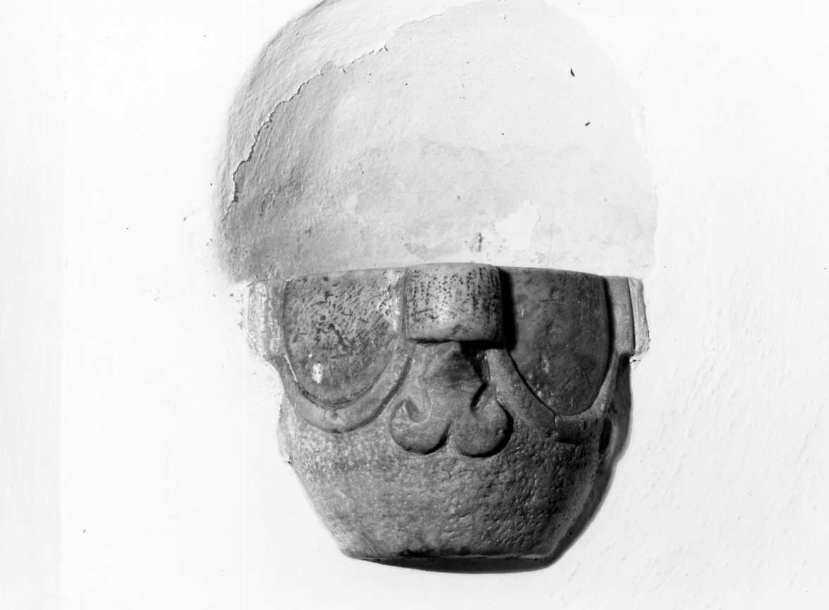 acquasantiera da parete - bottega tosco-romagnola (sec. XV)