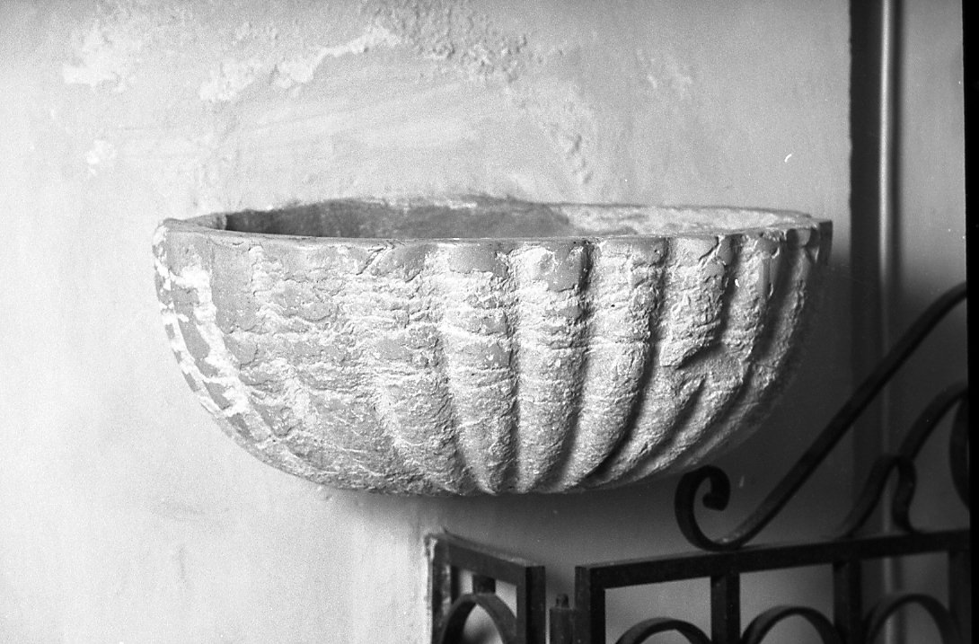 acquasantiera da parete - bottega emiliano-romagnola (primo quarto sec. XIX)