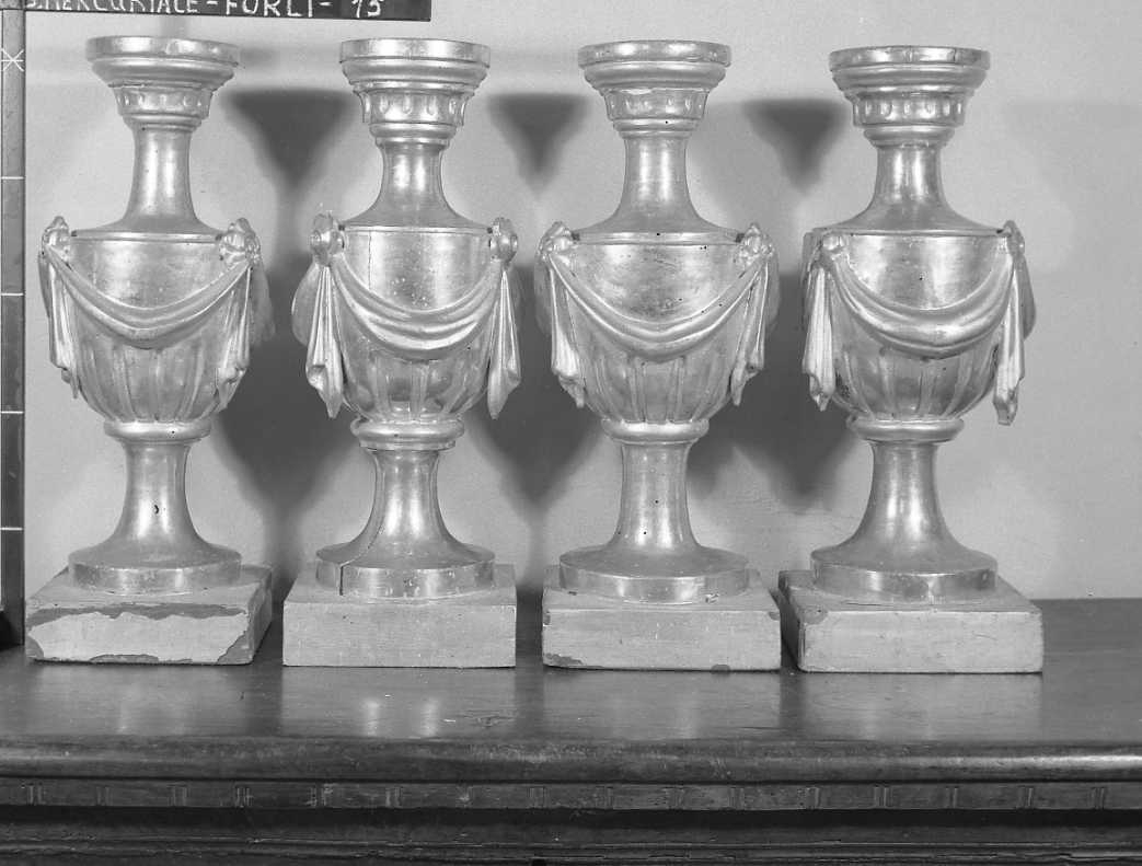 vaso d'altare con composizione floreale, insieme - ambito romagnolo (prima metà sec. XIX)