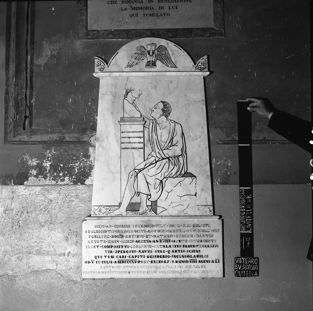 Uomo seduto ed erma del figlio (stele funeraria) - bottega italiana (sec. XIX)
