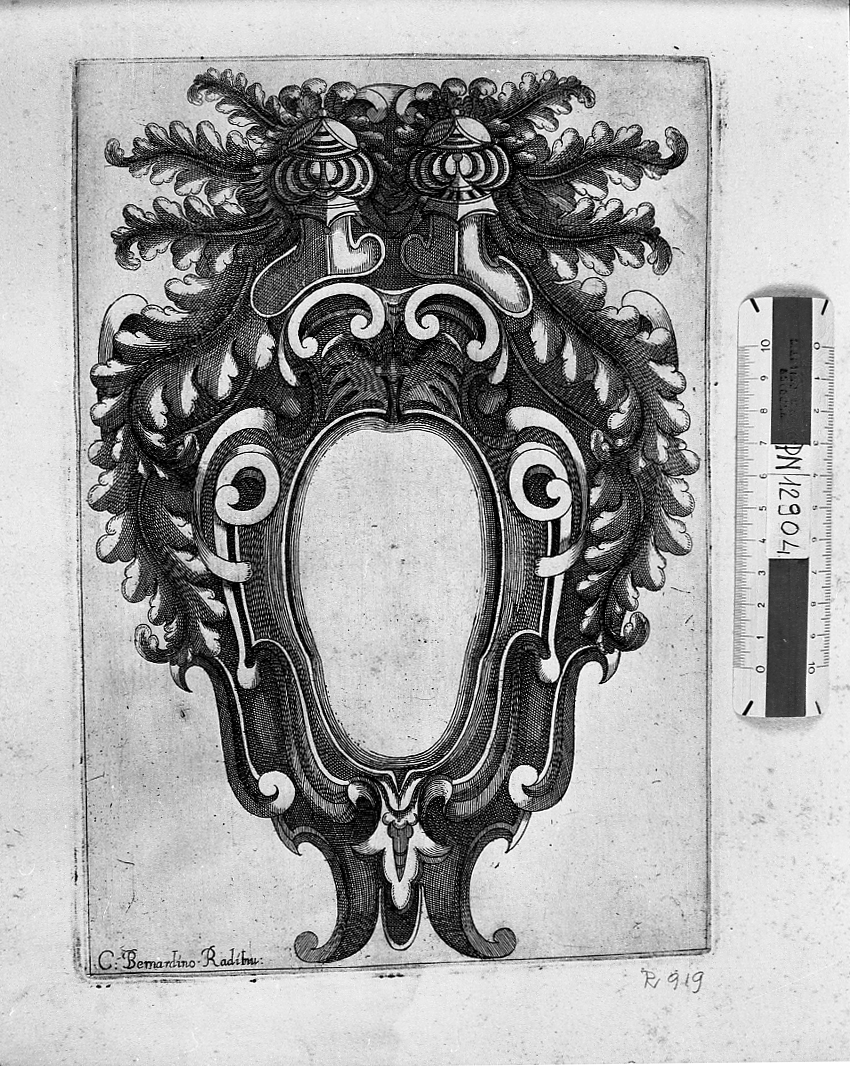 Scudetto per stemma ornato da fogliame con due elmi, stemma (stampa smarginata) di Radi Bernardino (sec. XVII)