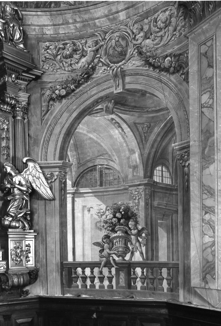 finte architetture; fregio a grottesche; finti festoni; finta balaustrata con vaso di fiori retto da due putti (dipinto) di Alemani Gaetano (sec. XVIII)