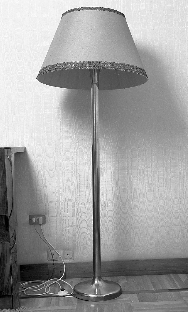 lampada - a stelo - produzione italiana (sec. XX)