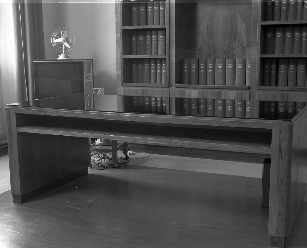 tavolo - manifattura emiliano-romagnola (prima metà sec. XX)