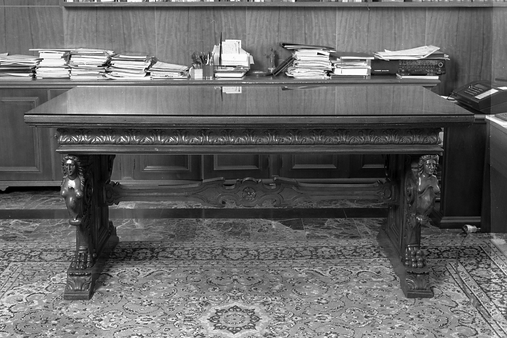 tavolo - manifattura emiliano-romagnola (prima metà sec. XX)