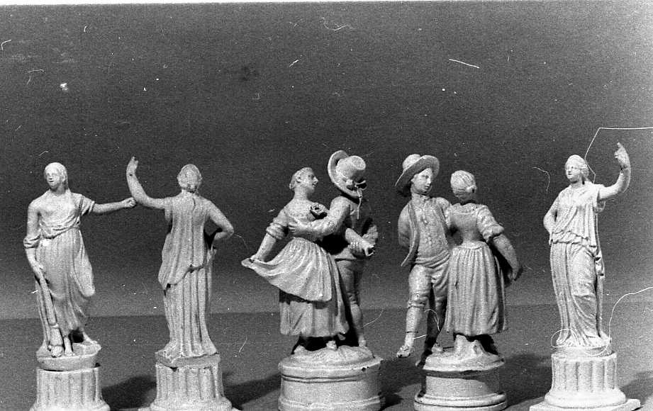 coppia di contadini che danzano (gruppo scultoreo) - manifattura Ferniani (ultimo quarto sec. XVIII)