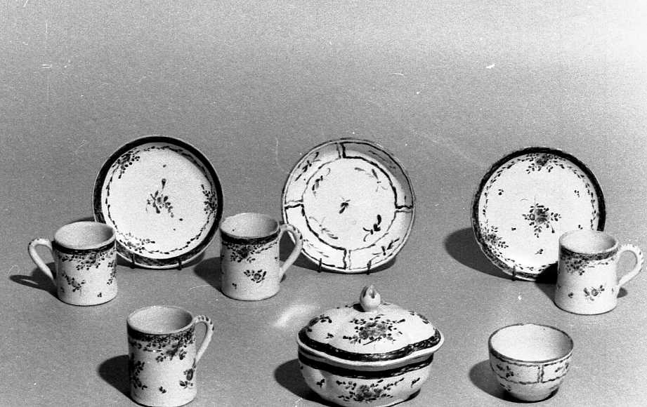 motivi decorativi floreali (piatto, serie) - manifattura Ferniani (ultimo quarto sec. XVIII)