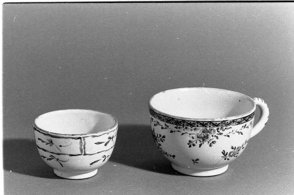 motivo decorativo a mazzolino (tazza da thè) - manifattura Ferniani (ultimo quarto sec. XVIII)