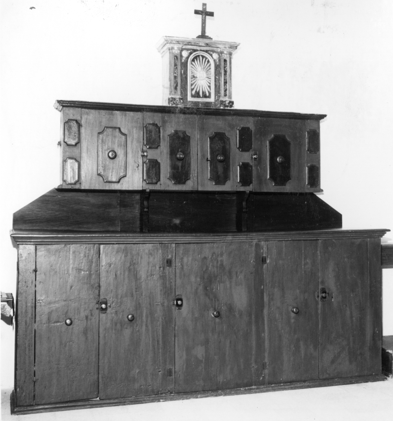 credenza con alzata - produzione romagnola (sec. XVII)