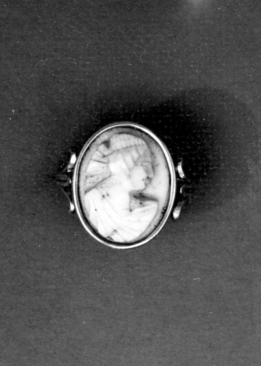 busto femminile (anello) - produzione italiana (sec. XIX)