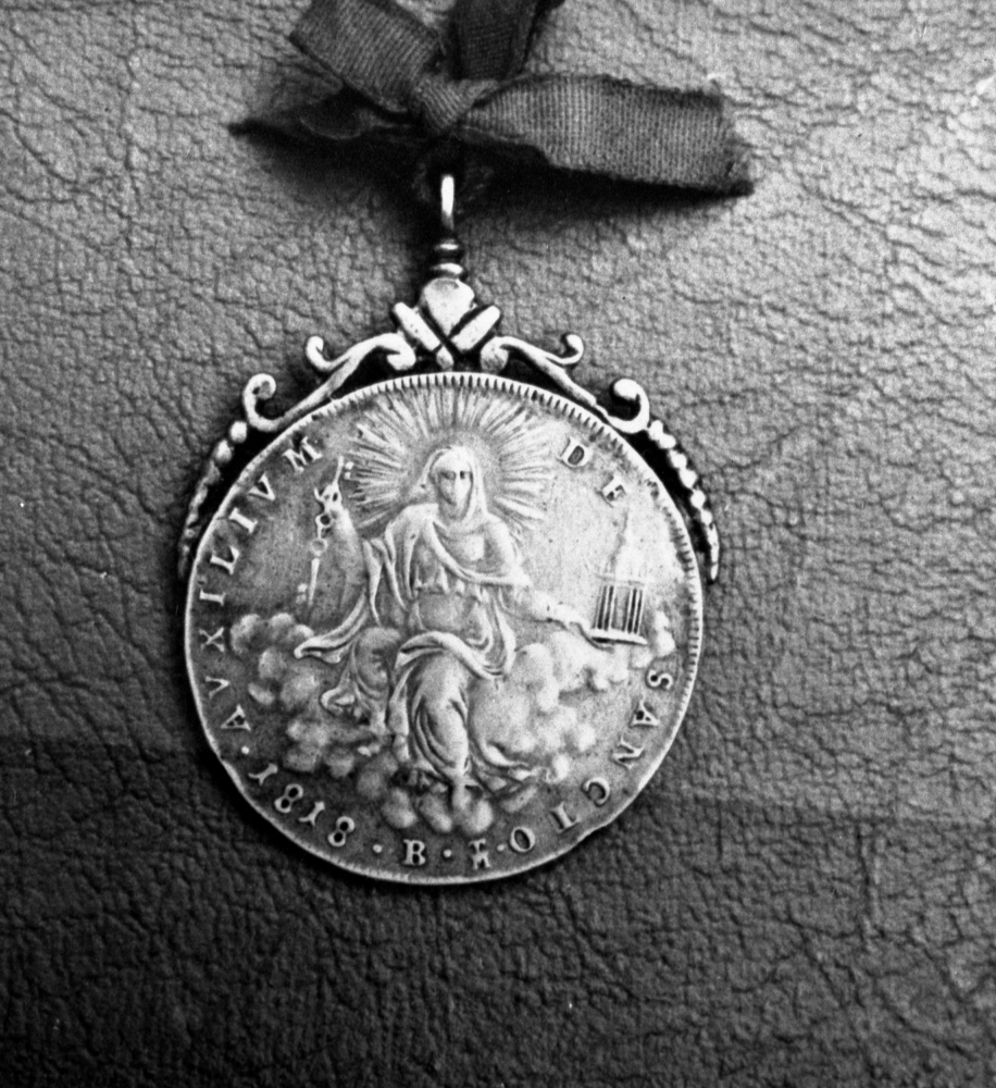 allegoria della Fede cattolica/ stemma Chiaramonti (medaglia pontificia) - produzione italiana (sec. XIX)