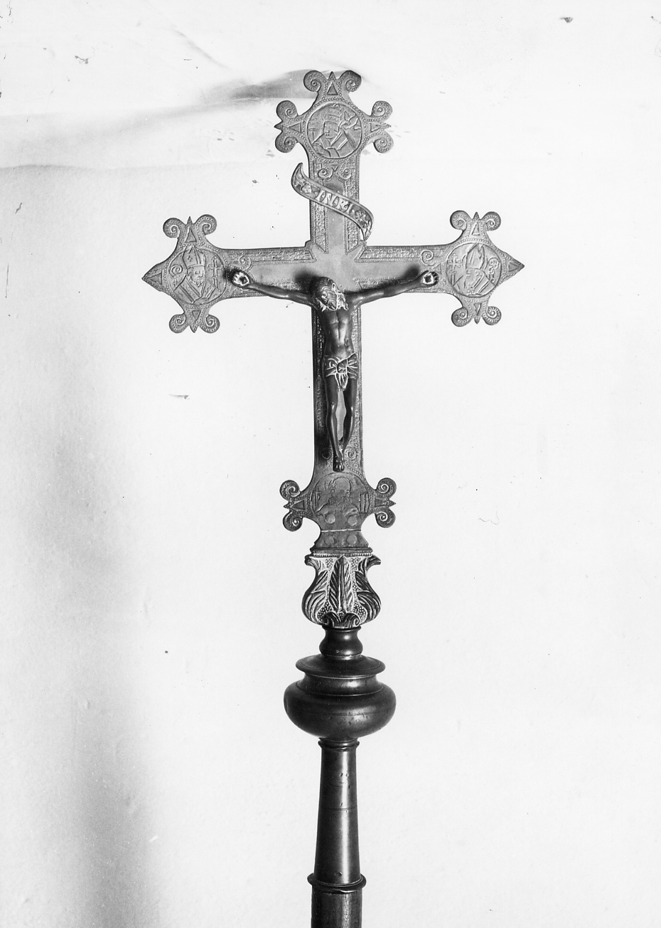 Cristo crocifisso/ pontefice/santi vescovi/ monaco (croce astile) - produzione romagnola (sec. XVI)