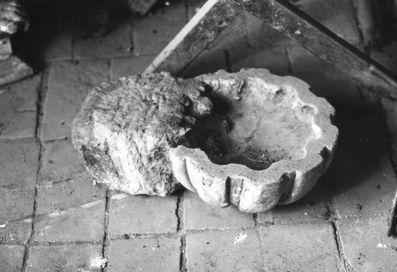 acquasantiera - a conchiglia - bottega emiliano-romagnola (sec. XVIII)