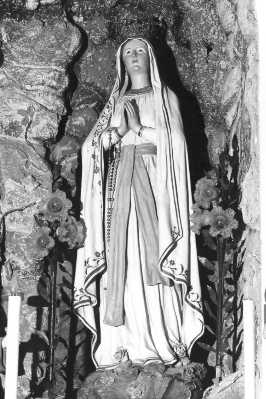 Madonna di Lourdes (scultura) di Rosetti Giuseppe detto Mutino da Brisighella (sec. XX)