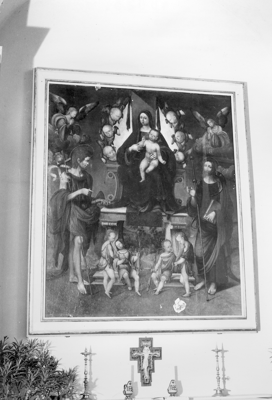 Madonna con Bambino in trono fra due santi e gloria di angeli (dipinto) di Costa Lorenzo il Vecchio (maniera) (inizio sec. XVI)
